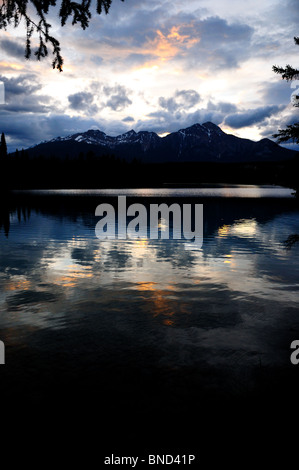 Beauvert lago al tramonto. Parco Nazionale di Jasper, Alberta, Canada. Foto Stock