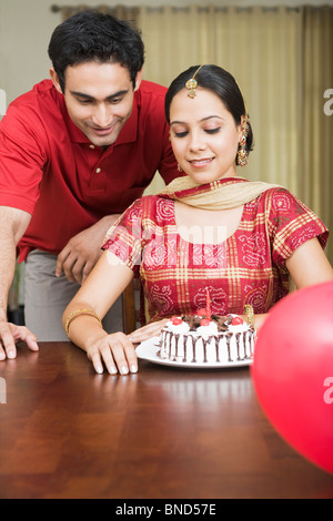 Giovane che festeggiano il loro anniversario di matrimonio Foto Stock