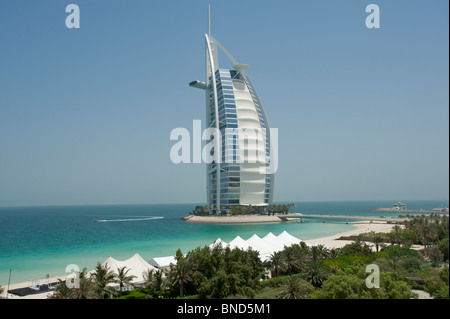 Il Burj Al Arab hotel con una barca veloce dalla spiaggia a Dubai Emirati Arabi Uniti Foto Stock