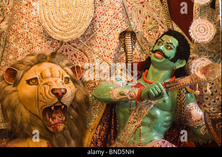 Godess Durga uccidendo Mahishasura il demone re, Calcutta, West Bengal, India Foto Stock