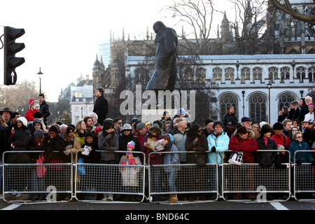 La Folla di rivestimento del lato della strada in piazza del Parlamento durante la sfilata di Capodanno, Westminster, London, SW1. Foto Stock