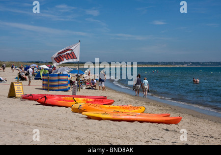 Canoe sulla spiaggia di Brighton, Studland, Isle of Purbeck, Dorset, Regno Unito Foto Stock