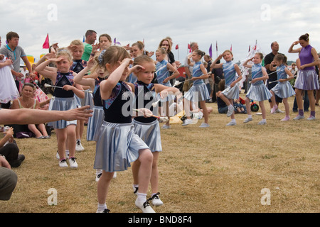 Tamburo majorettes parade presso il 2010 Haydon village fair: Somerset, Regno Unito Foto Stock