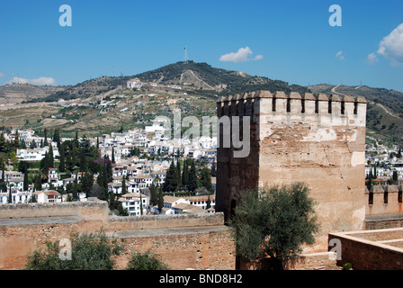 Vista dentro il castello con la parte della città verso la parte posteriore, Palazzo della Alhambra di Granada, provincia di Granada, Andalusia. Foto Stock