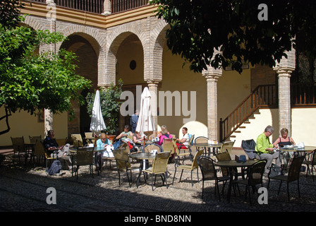 Courtyard cafe, Cordoba, in provincia di Cordoba, Andalusia, Spagna, Europa occidentale. Foto Stock