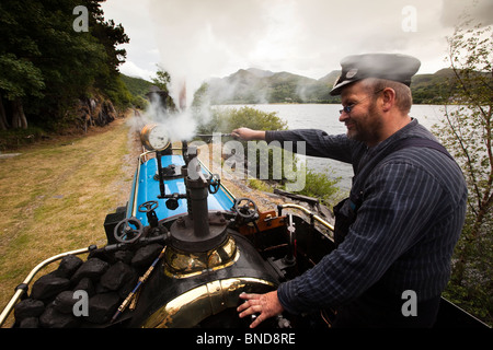 Regno Unito, Galles, Snowdonia, Llanberis Lake Railway, treno a vapore vista del conducente dalla pedana passando Llyn Padarn Foto Stock