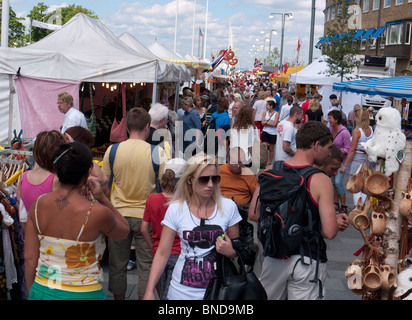 Vista della strada trafficata mercato durante International Food festival di Jonkoping in Svezia Foto Stock