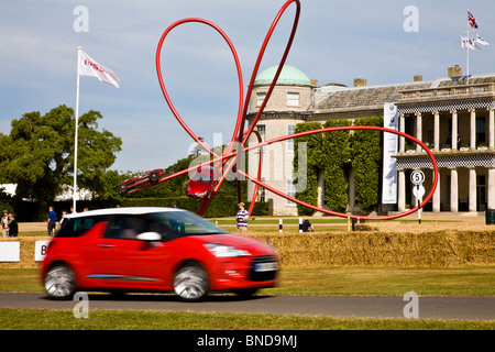 Il Gerry Giuda progettato Alfa Romeo centenario la scultura al 2010 Goodwood Festival of Speed, Sussex, Inghilterra. Foto Stock