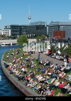 Occupato waterside cafe in estate accanto al fiume Sprea nel centro di Mitte Berlino Germania Foto Stock