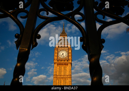 Guardando attraverso le ringhiere in piazza del Parlamento per il Big Ben, le Houses of Parliament, Westminster, London, Regno Unito Foto Stock