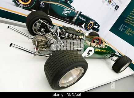 Display del 1967 Lotus Type 49 e immagine del 2010 Lotus Cosworth T127. Goodwood Festival of Speed, Sussex, Inghilterra, Regno Unito. Foto Stock