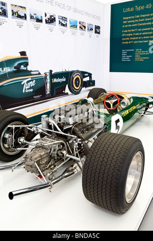 Display del 1967 Lotus Type 49 e immagine del 2010 Lotus Cosworth T127. Goodwood Festival of Speed, Sussex, Inghilterra, Regno Unito. Foto Stock