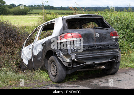 Bruciata rubato Volkswagen golf car si è bloccato in un fossato in Irlanda del Nord nel Regno Unito Foto Stock