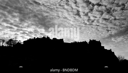 Vista sul Castello di Edimburgo stagliano sullo skyline Foto Stock