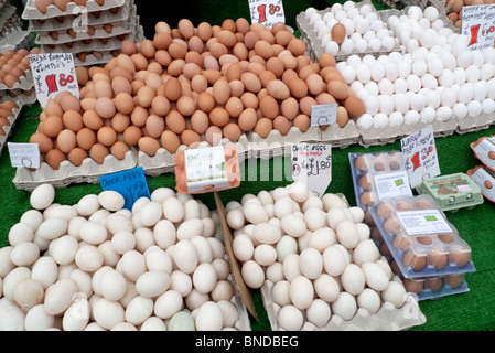 Uova di pollo e anatra in vendita in una bancarella di Ridley Road Market, Dalston, East London Inghilterra, Regno Unito Gran Bretagna KATHY DEWITT Foto Stock