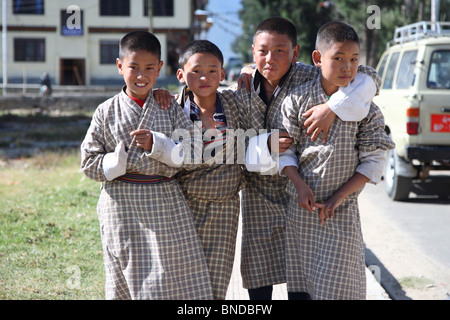 Un gruppo di quattro giovani ragazzi nelle strade di Paro, Bhutan. Foto Stock