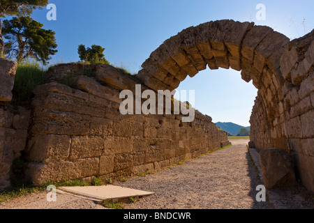 Tunnel di ingresso all'antico stadio di Olympia. Vista da est. Foto Stock