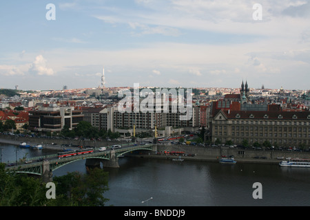 Vista in elevazione della città e Praga Zizkov TV Tower Repubblica Ceca Giugno 2008 Foto Stock