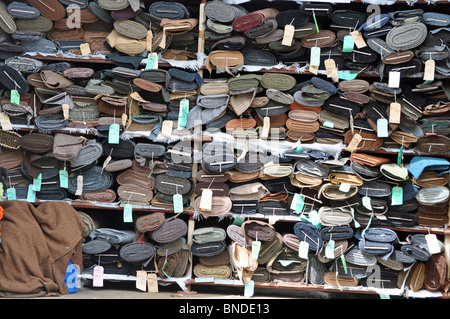 Tarbert, isola di Lewis, Ebridi Esterne: rotoli di Harris Tweed in un magazzino. Foto Stock