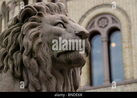 Lion statua che si trova nella parte anteriore del palazzo del Parlamento (Stortinget) su Karl Johans Gate a Oslo, Norvegia Foto Stock