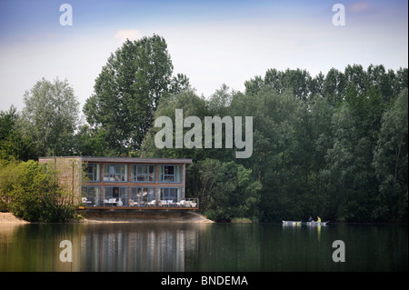 La "seconda casa" lo sviluppo dei laghi da Yoo vicino a Cirencester Gloucestershire, Regno Unito Foto Stock