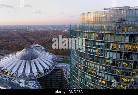 Potsdamer Platz. Il Sony Center, DB Tower e l'autunnale di Grosser Tiergarten park visto dal di sopra, il Tiergarten di Berlino, Germania. Foto Stock