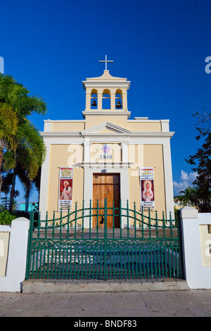 Una piccola chiesa cattolica nella piazza del paese di Dorado, Puerto Rico, Caraibi, West Indies. Foto Stock