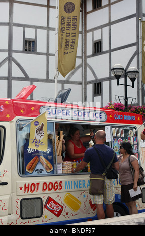 Gelati venduti da un gelato van davanti al Globe Theatre, Londra Foto Stock