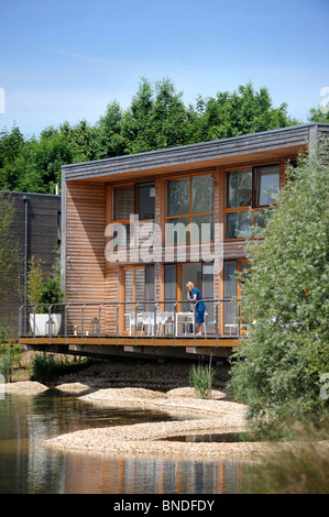 La "seconda casa" lo sviluppo dei laghi da Yoo vicino a Cirencester Gloucestershire, Regno Unito Foto Stock