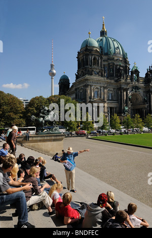 Cattedrale di Berlino e la Torre della TV da i passi dell'Altes Museum, il gruppo turistico e guida, Berlin Mitte, Berlin, Germania, Europa Foto Stock