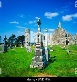 Cimitero con 'Rourke's" round tower, cattedrale e 'Doolin' tempio, monastero di Clonmacnoise, nella contea di Offaly, Repubblica di Irlanda Foto Stock