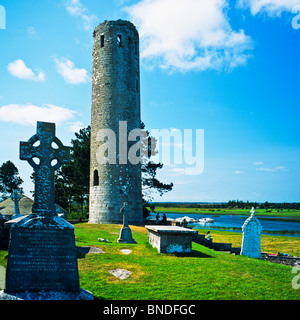 Cimitero con 'Rourke's" round tower, monastero di Clonmacnoise, nella contea di Offaly, Repubblica di Irlanda, Europa Foto Stock