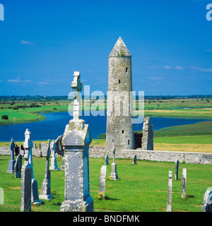 Cimitero e 'McCarthy's" round tower, monastero di Clonmacnoise, nella contea di Offaly, Repubblica di Irlanda Foto Stock