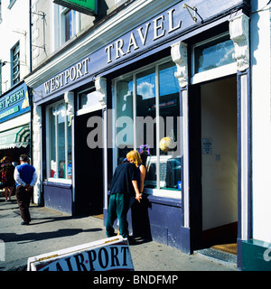 Coppia giovane flirtare da agenzia di viaggi, Westport, nella contea di Mayo, Repubblica di Irlanda Foto Stock