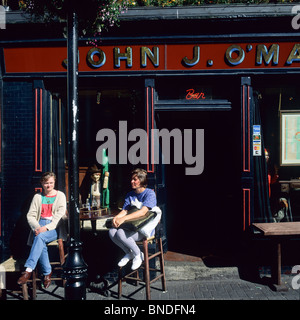 Due donne al bar terrazza, Westport, nella contea di Mayo, Repubblica di Irlanda Foto Stock