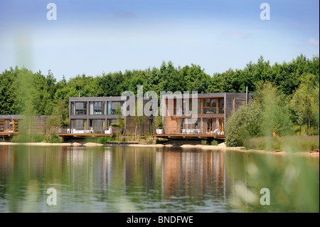 La "seconda casa" lo sviluppo dei laghi da Yoo vicino a Cirencester Gloucestershire, Regno Unito Foto Stock