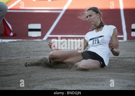 Kaili Adamson di Saaremaa in Donne Salto in lungo a Natwest Island Games 2009, Åland, 3 Luglio 2009 Foto Stock