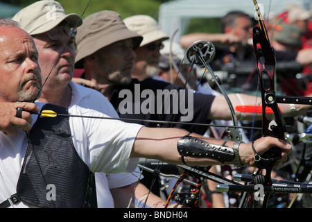 Azione di tiro con l'arco Håkan Lindén Åland Natwest Island Games 2009 a Backeberg in Mariehamn sulle isole Åland, 30 giugno 2009 Foto Stock