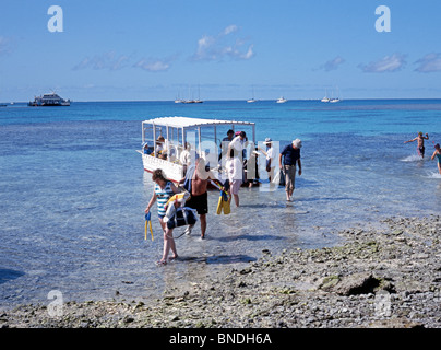 I turisti sul litorale, Lady Musgrave Island, Capricorno Cays National Park, della Grande Barriera Corallina, Queensland, Australia. Foto Stock