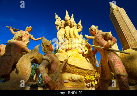 Candela Gigante scultura raffigurante scene buddista Festival candela Ubon Rajchathani Thailandia Foto Stock