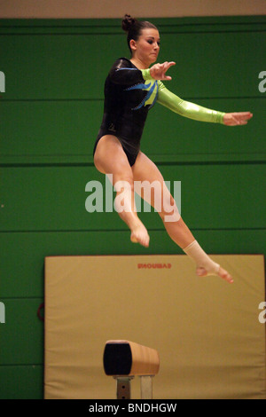 Fascio di equilibrio di routine ginnasta Bermuda a Natwest Island Games 2009 in Bollhalla Mariehamn Åland, 1 Luglio 2009 Foto Stock