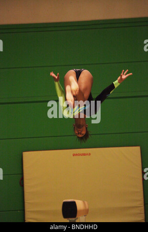 Fascio di equilibrio di routine ginnasta Bermuda a Natwest Island Games 2009 in Bollhalla Mariehamn Åland, 1 Luglio 2009 Foto Stock