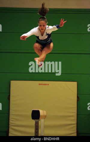 Fascio di equilibrio di routine ginnasta Åland a Natwest Island Games 2009 in Bollhalla Mariehamn Åland, 1 Luglio 2009 Foto Stock