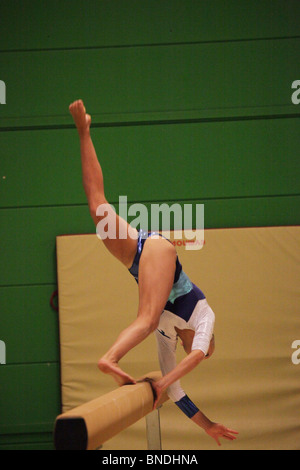 Fascio di equilibrio di routine ginnasta Åland cade a Natwest Island Games 2009 in Bollhalla Mariehamn Åland, 1 Luglio 2009 Foto Stock