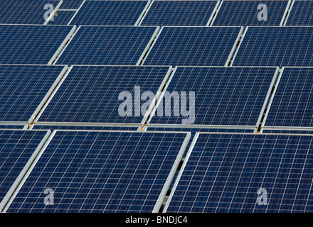 Array di pannelli solari di produzione di energia elettrica. Righe del fotovoltaico monocristallino celle solari. Foto Stock