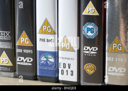 Fila di dvd video che mostra casi BBFC e film irlandese censori ufficio classificazione PG avviso dal regno unito Foto Stock