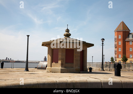 Bloccare i detentori hut sul fiume Mersey in Liverpool Regno Unito Foto Stock