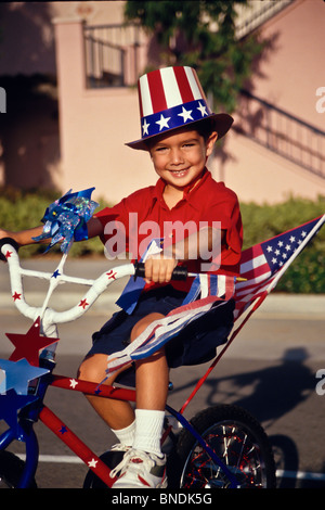 Bambino corse in bicicletta bici Bicicletta in America il giorno di indipendenza il 4 luglio sfilata 4-6 anni vecchio ragazzo. Signor © Myrleen Pearson Foto Stock