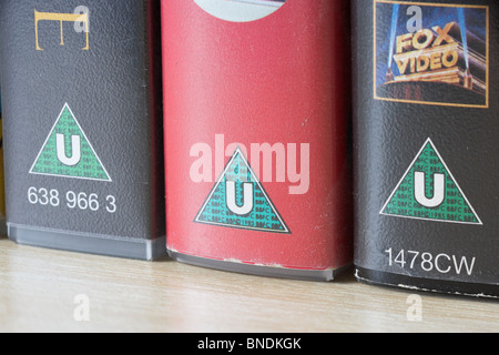 Fila di video vhs casi mostranti BBFC U film classificazione universale avviso dal regno unito Foto Stock