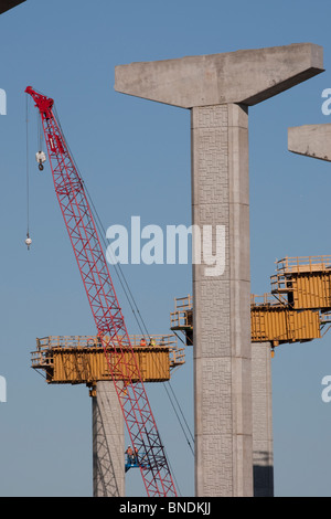 Ponte piloni in costruzione vicino a Austin, Texas, a sostegno di un cavalcavia in corrispondenza dell'intersezione di una autostrada esistente e tollroad Foto Stock
